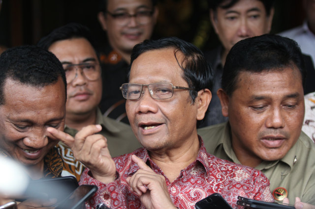 Menko Polhukam, Mahfud MD, menjawab pertanyaan wartawan di Gedung Kemenko Polhukam, Jakarta, Kamis (20/2/2020). Foto: Nugroho Sejati/kumparan