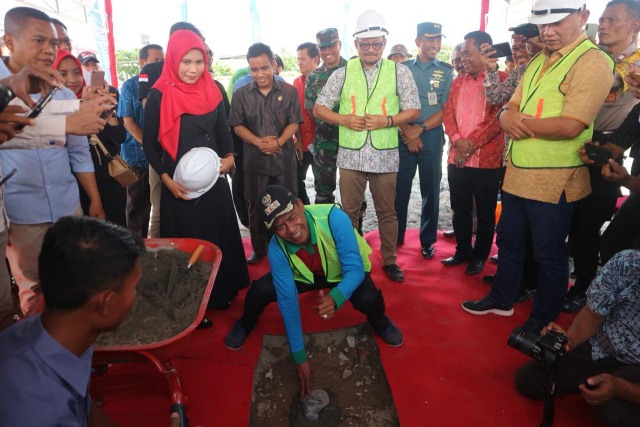 Wali Kota Palu Hidayat saat melakukan peletakan batu pertama pembangunan New Mall Tatura (NTM), Jalan Monginsidi, Kota Palu, Kamis (20/2). Foto: Kristina Natalia/PaluPoso