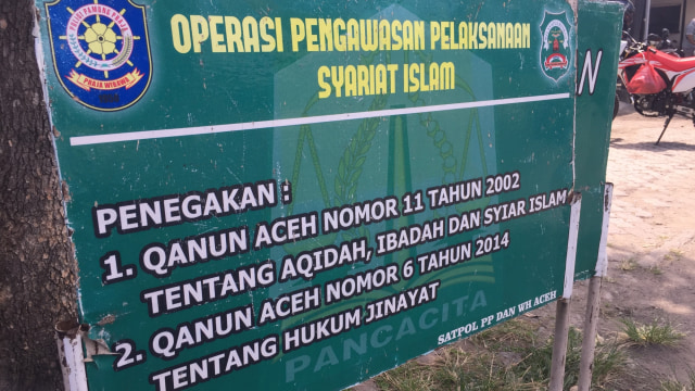Plang operasi pengawasan pelaksanaan syariat Islam. Foto: Zuhri Noviandi/kumparan