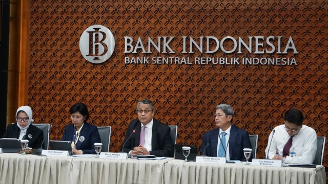 Gubenur Bank Indonesia Perry Warjiyo (tengah) memberikan keterangan kepada pers mengenai hasil Rapat Dewan Gubernur BI bulan Februari 2019, Kamis (20/2). Foto: Jamal Ramadhan/kumparan