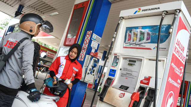 Karyawan melayani pengisian bahan bakar minyak (BBM) kendaraan konsumen di SPBU Coco Plaju, Palembang, Sumatera Selatan, Kamis (20/2). Foto: ANTARA FOTO/Nova Wahyudi