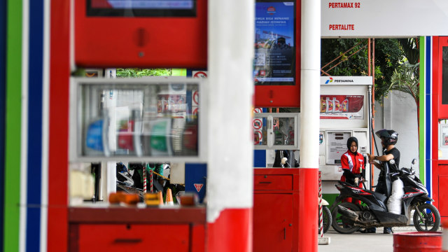 Karyawan melayani pengisian bahan bakar minyak (BBM) kendaraan konsumen di SPBU Pertamina. Foto: ANTARA FOTO/Nova Wahyudi