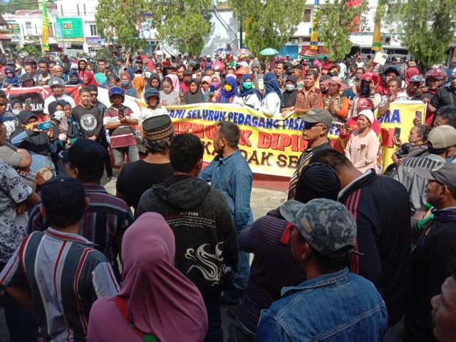 Aksi unjuk rasa pedagang pasar Youtefa di DPRD Kota Jayapura. (BumiPapua.com/Imelda)