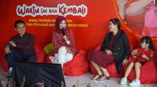 com-dr. Muliaman Mansyur (kiri), Irma Gustiana (kiri-tengah), Adya Kirana (kanan-tengah), dan Aira (kanan). Foto: Muhammad Amirudin Aziz/kumparan.