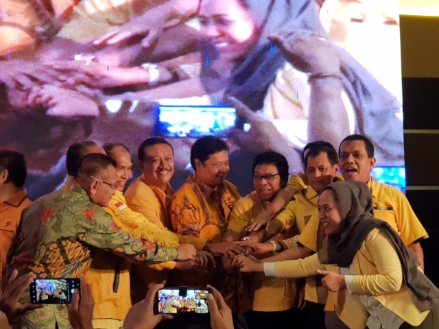Gede Sumarjaya Linggih (4 darik kiri) disebut-sebut memiliki kedekatan khusus dengan Ketua DPP Golkar Erlangga Hartarto (tengah) - IST