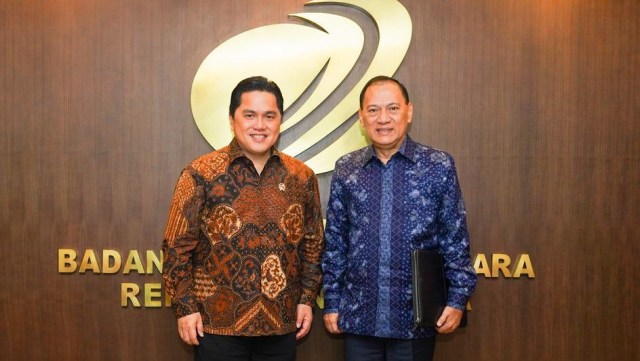 Menteri BUMN Erick Thohir (kiri) foto bersama dengan Agus Martowardojo usai diangkat sebagai Komisaris Utama PT Bank Negara Indonesia Tbk (Persero) atau BNI. Foto: Dok. Dok Kementerian BUMN