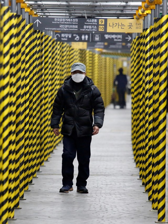 Warga menggunakan masker sebagai upaya pencegahan virus corona berjalan di Stasiun kereta bawah tanah di Korea Selatan, Kamis (20/2).  Foto: REUTERS / Heo Ran