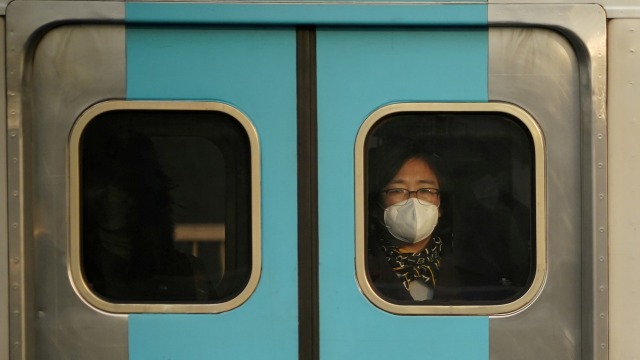 Warga menggunakan masker sebagai upaya pencegahan virus corona di dalam kereta bawah tanah Seoul, Korea Selatan, Kamis (20/2).  Foto: REUTERS / Kim Hong-Ji