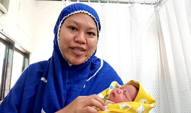Dian Maulidah (28) bersama bayinya, Hilya Mahira Munir yang lahir di tanggal cantik 20-02-2020 di RSUD Pinrang. (Foto: MakassarIndeks/Rudi)