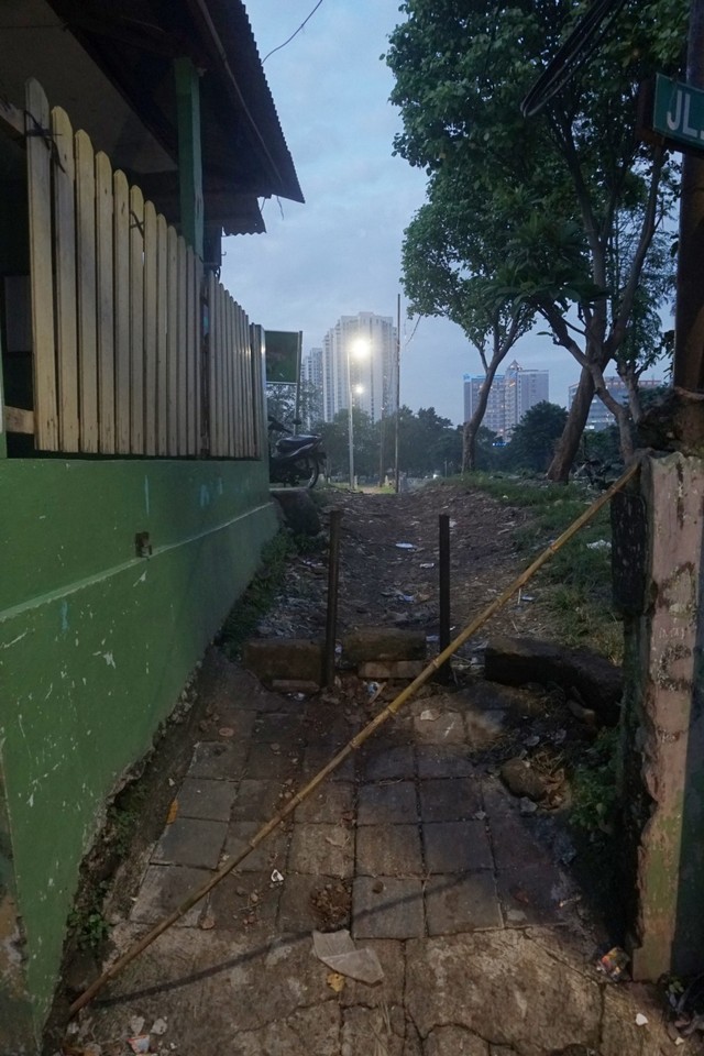 Jalan setapak yang ditutup di TPU Menteng Pulo, Jakarta Selatan, Kamis (20/2).  Foto: Iqbal Firdaus/kumparan