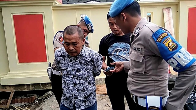 Rio, seorang polisi gadungan di Palembang saat ditangkap petugas kepolisian. (foto: istimewa)
