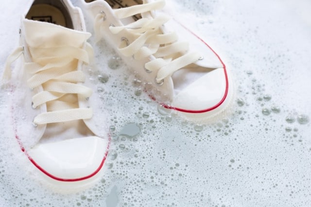 Mencuci white sneakers. (Foto: Dok. Freepik).