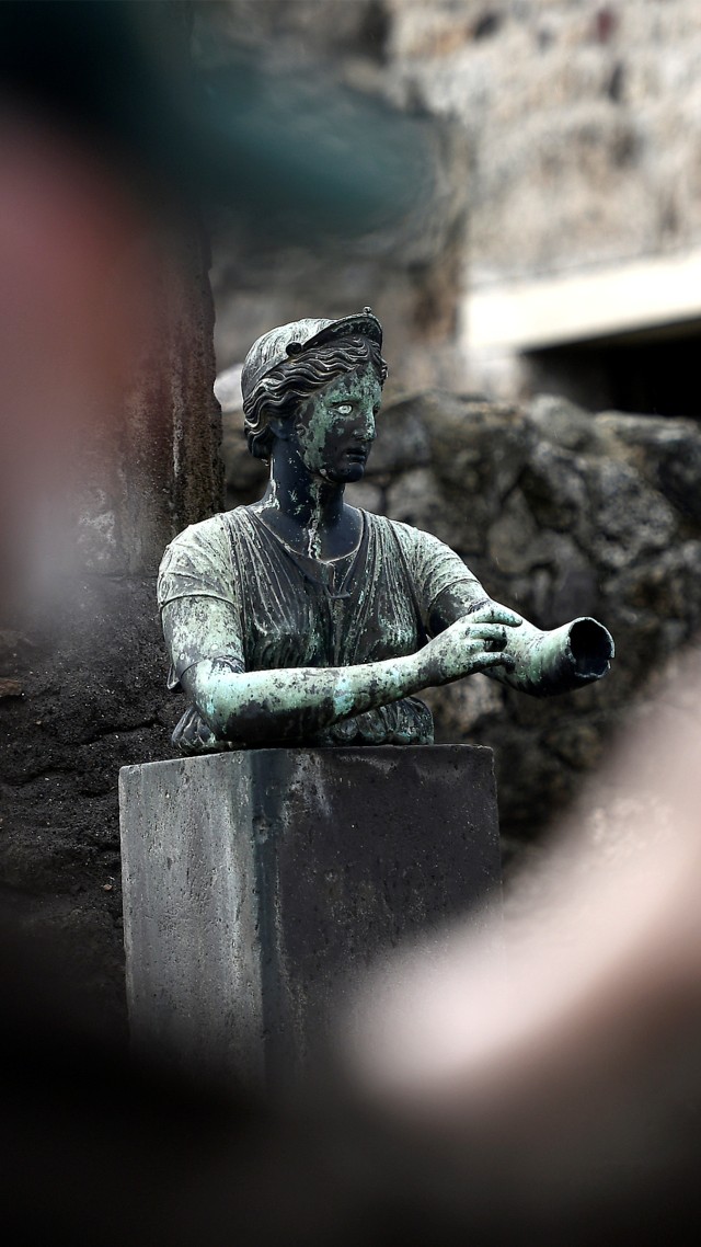 Salah satu patung di House of Lovers. Foto: AFP/FILIPPO MONTEFORTE