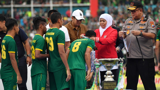 Persebaya Surabaya melawan Persija Jakarta