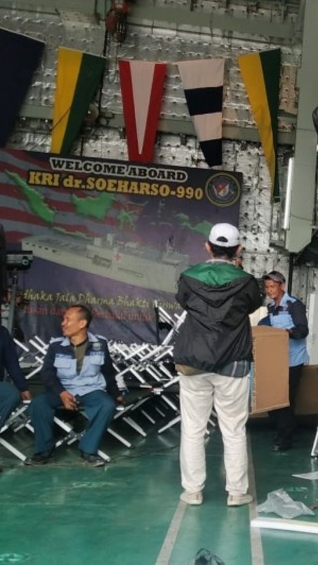 Sejumlah petugas tengah memasang instalasi pendingin ruangan di deck KRI dr Soeharso yang bersandar di Dermaga Komando Armada II Surabaya, Kamis (20/2). Foto: ANTARA/Aditya Ramadhan