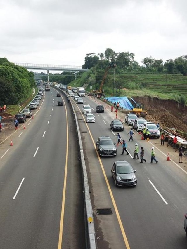 Rekayasa lalu lintas di lokasi penanganan longsor Tol Cipularang Km 118. Foto: Dok. Jasamarga 