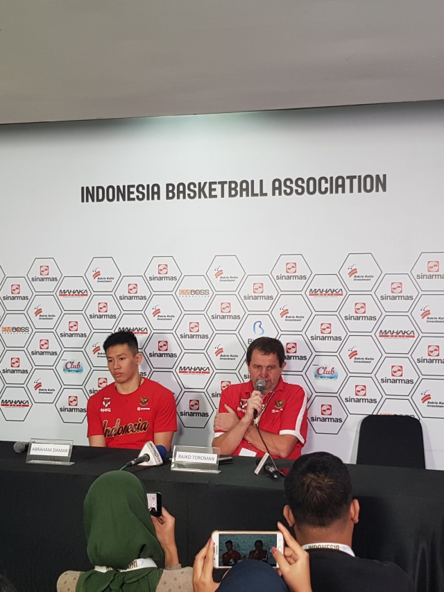 Pelatih Timnas Basket Indonesia, Rajko Toroman (kanan) dan Abraham Damar Grahita menggelar konferensi pers setelah laga versus Korea, Kamis (20/2). Foto: Ganesha Arif/kumparan