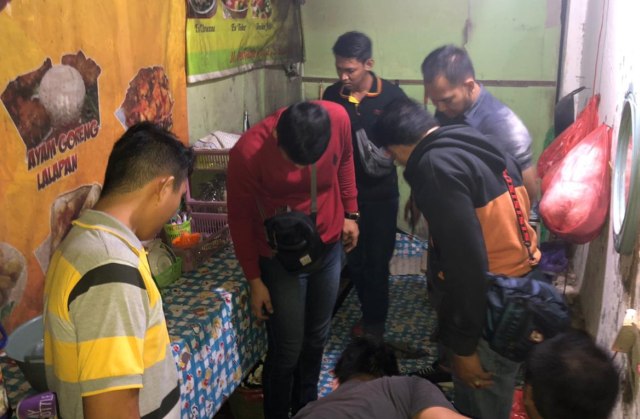 Kedua lelaki asal Banjarmasin tersebut bernama M. Fazrianoor (34) dan Ahamad Ridon (28). Kedua lelaki ini ditangkap disebuah Cafe Daun, ketika aparat kepolisian Kabupaten Kapuas, Provinsi Kalteng sedang melaksankan giat patroli rutin.﻿