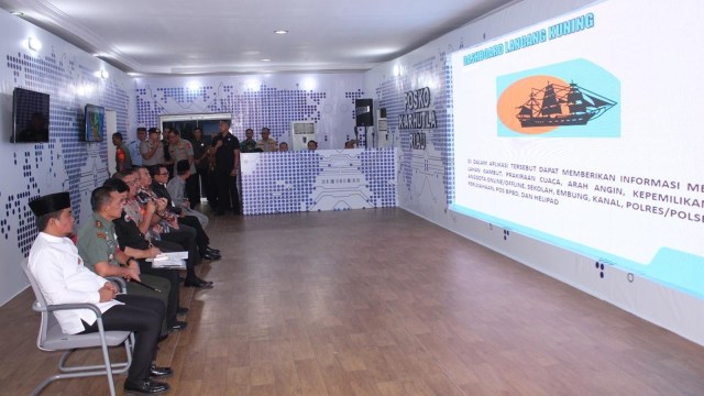 Presiden Jokowi Fokus Simak Paparan Aplikasi Lancang Kuning oleh Kapolda Riau (674805)