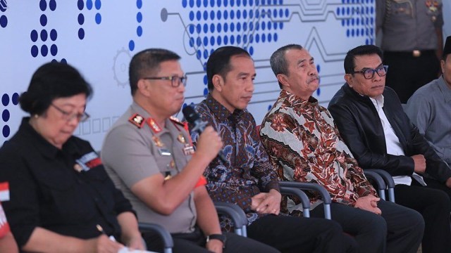 Presiden Jokowi Fokus Simak Paparan Aplikasi Lancang Kuning oleh Kapolda Riau (674806)