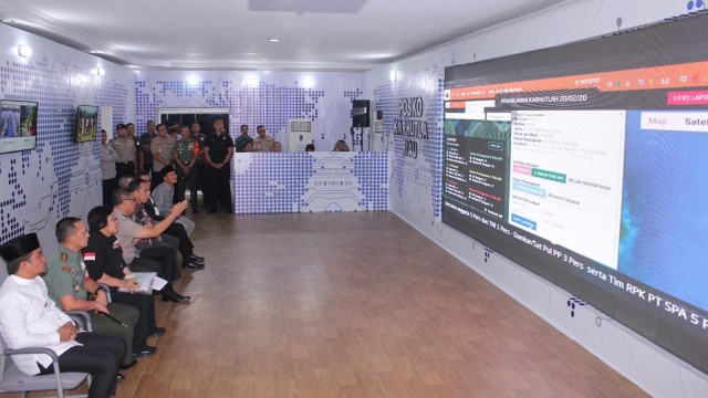 Presiden Jokowi Fokus Simak Paparan Aplikasi Lancang Kuning oleh Kapolda Riau (674807)
