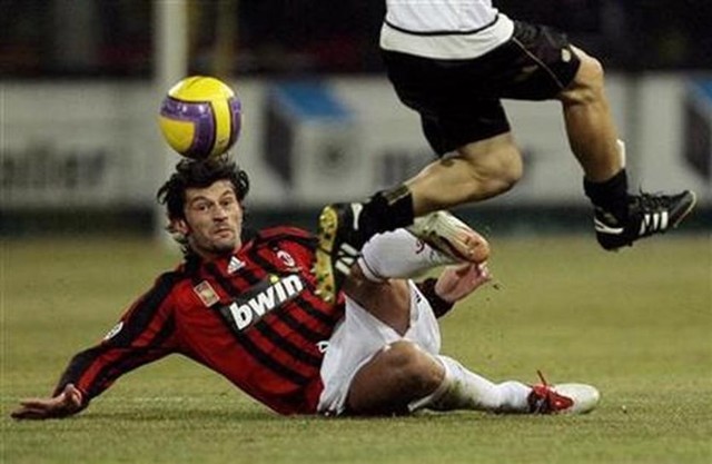 Kakhaber Kaladze ketika masih berkostum AC Milan pada 2008. Foto: REUTERS/Alessandro Garofalo