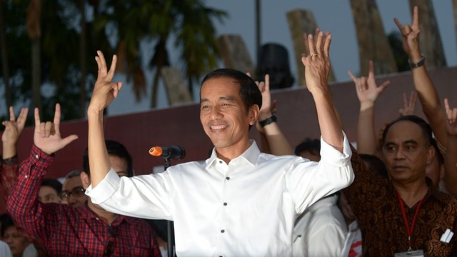 Presiden memilih Joko Widodo menyapa pendukungnya usai pidato kemenangannya dalam pemilihan Presiden Indonesia di Jakarta, Rabu (23/7/2014). Foto: ADEK BERRY / AFP