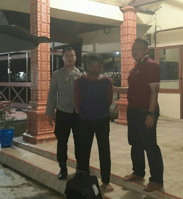 ﻿Tersangka Hendra Maulana (24) merupakan Warga Desa Anjir Serapat Muara, RT. 06, Kecamatan Anjir Muara, Kabupaten Barito Kuala, Provinsi Kalimantan Selatan (Kalsel).