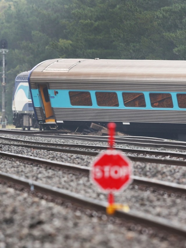 Kereta XPT yang tergelincir di Melbourne, Australia, Jumat (21/2). Foto:  AAP Image / David Crosling / via REUTERS