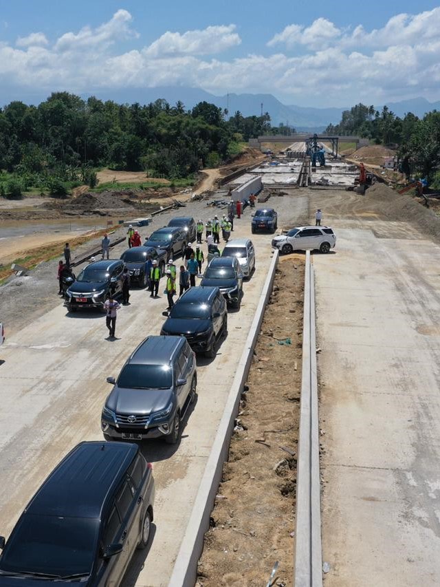 Sejumlah pejabat Aceh meninjau lokasi pembangunan jalan tol Aceh. Foto: Abdul Hadi/acehkini