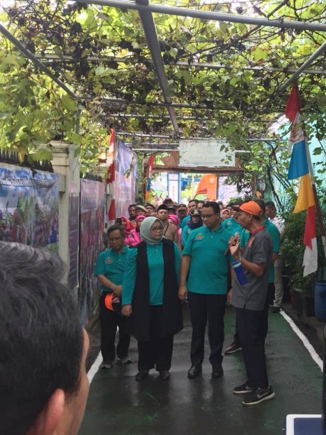 Gubernur DKI Jakarta Anies Baswedan (tengah) saat mengunjungi Kampung Hijau, Cempaka Putih Timur, Jakarta Pusat, Jumat (21/2). Foto: Darin Atiandina/kumparan