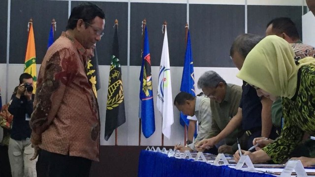 Menkopolhukam Mahfud MD menghadiri penandatanganan kesepakatan pengamanan laut Natuna Utara, di Mabes Bakamla.  Foto: Andesta Herli WIjaya/kumparan