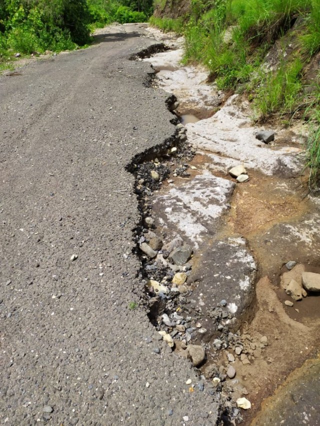 Ruas jalan Pauhea-Alorawe yang sudah mengalami kerusakan pada beberapa titik jalan. Foto: Arkadius Togo.