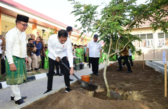 Presiden Jokowi menanam pohon saat tinjau dan resmikam MTS N 3 Pekanbaru. Foto: Muchlis Jr - Biro Pers Sekretariat Presiden