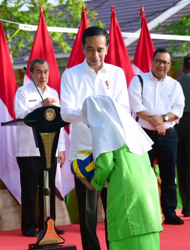 Presiden Jokowi tinjau dan resmikam MTS N 3 Pekanbaru. Foto: Muchlis Jr - Biro Pers Sekretariat Presiden