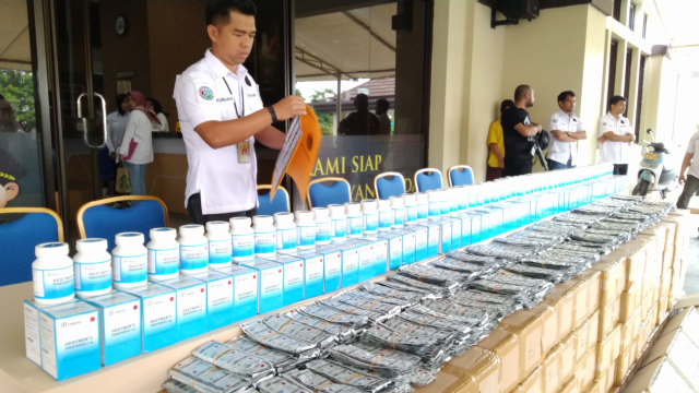 Konferensi pers obat penenang ilegal