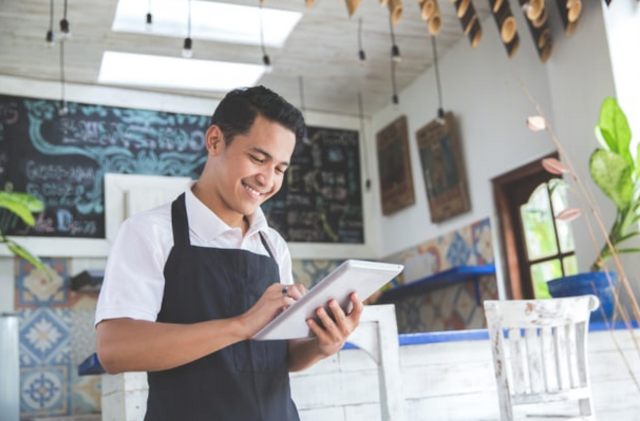 Solopreneur adalah mereka yang memutuskan untuk membangun, menjalankan dan bekerja dalam bisnisnya sendirian dalam jangka waktu yang lama | Photo by Shutterstock