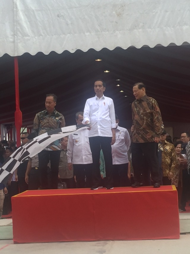 Presiden Joko Widodo (tengah) saat meresmikan pabrik APR di Riau, Jumat (21/2).  Foto: Moh Fajri/kumparan 