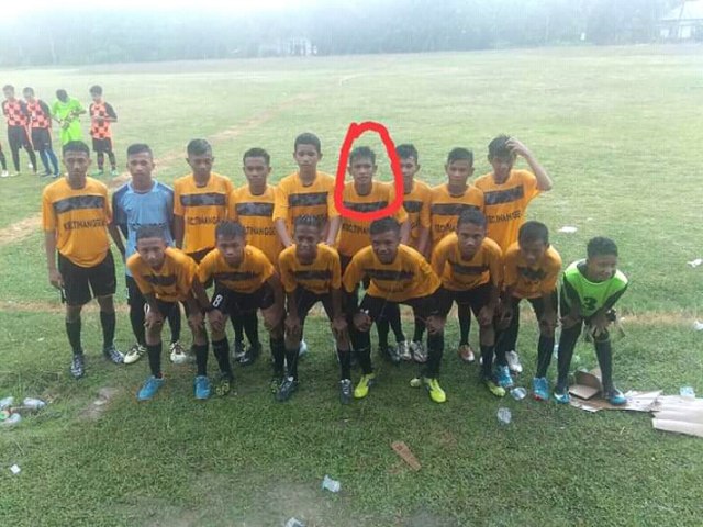 Muhammad Feri (lingkaran merah), pemain sepak bola PS Palangga yang tewas tersambar petir saat bertanding dalam Turnamen Bupati Konsel Cup I U - 16. Foto: Dok. Istimewa
