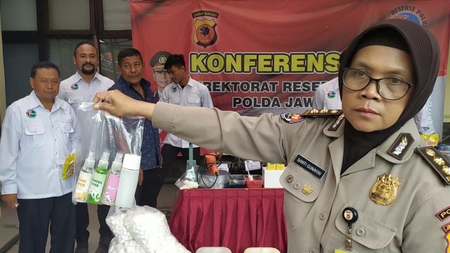 Polda Jawa Barat menggelar rilis pengungkapan kosmetik ilegal produksi rumahan. Foto: Rachmadi Rasyad/kumparan