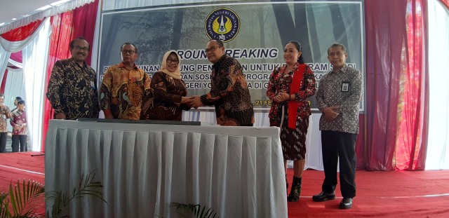 Rektor UNY, Sutrisna Wibawa bersalaman dengna Bupati Gunungkidul, Badingah, saat Ground Breaking Pembangunan gedung pendidikan UNY di Gunungkidul, Jumat (21/2/2020). Foto: Leni