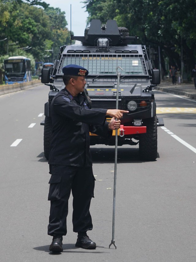 Polisi berjaga di Jalan Merdeka Barat, Jakarta, Jumat (21/2).
 Foto: Irfan Adi Saputra/kumparan