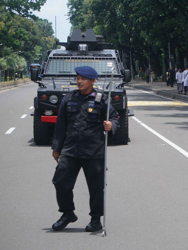 Polisi berjaga di Jalan Merdeka Barat, Jakarta, Jumat (21/2).
 Foto: Irfan Adi Saputra/kumparan
