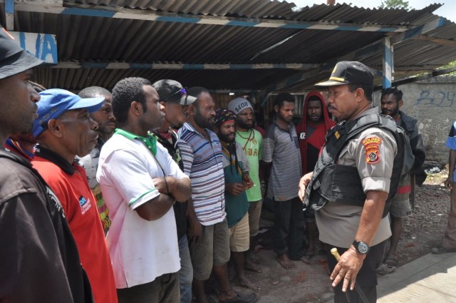 Kapolres Jayawijaya memberikan himbauan kepada warga di Wouma, Wamena, Kabupaten Jayawijaya. (Dok: Polda Papua)
