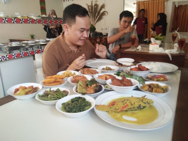 Berbagai menu khas Lampung di Cikwo Prasmanan yang berlokasi di Jalan Basuki Rahmat, Kota Bandar Lampung, Kamis (20/2) | Foto: Obbie Fernando/Lampung Geh