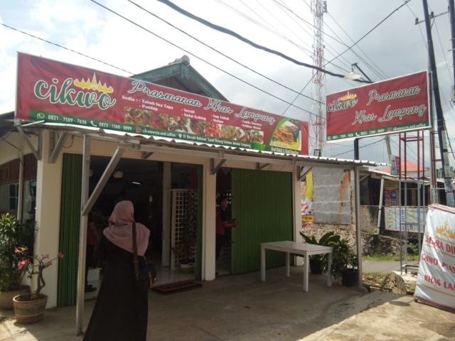 Cikwo Prasmanan (dari depan) saat dikunjungi Lampung Geh, Kamis (20/2) | Foto: Obbie Fernando/Lampung Geh