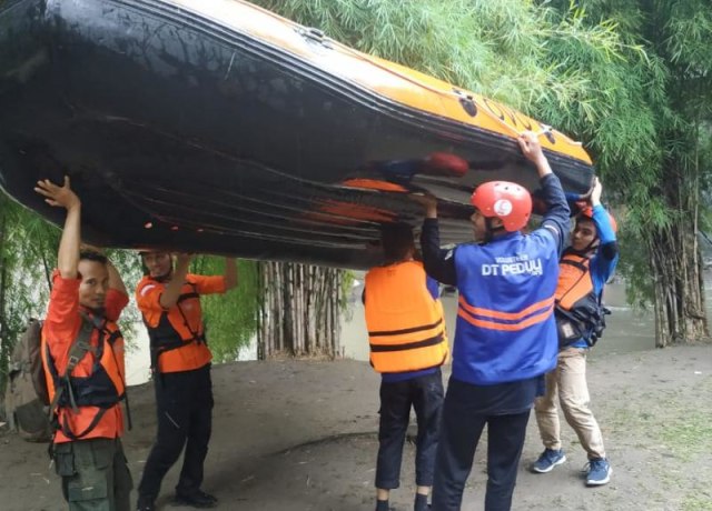 Tim Relawan DT Peduli Sumatera Utara danTim Satgas FOZ Sedang Mengangkut Perahu Karet Menuju Sungai Deli 