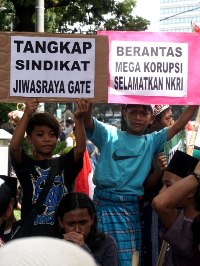 Massa Aksi 212 menggelar unjuk rasa di depan Patung Kuda, Jalan Merdeka Barat, Jakarta, Jumat (21/2).  Foto: Iqbal Firdaus/kumparan 