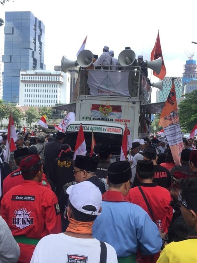 Massa Aksi 212 menggelar unjuk rasa di depan Patung Kuda, Jalan Merdeka Barat, Jakarta, Jumat (21/2).
 Foto: Andesta Herli Wijaya/kumparan