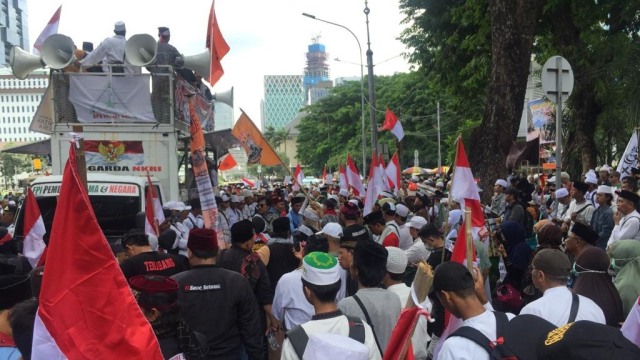 Massa Aksi 212 menggelar unjuk rasa di depan Patung Kuda, Jalan Merdeka Barat, Jakarta, Jumat (21/2).
 Foto: Andesta Herli Wijaya/kumparan